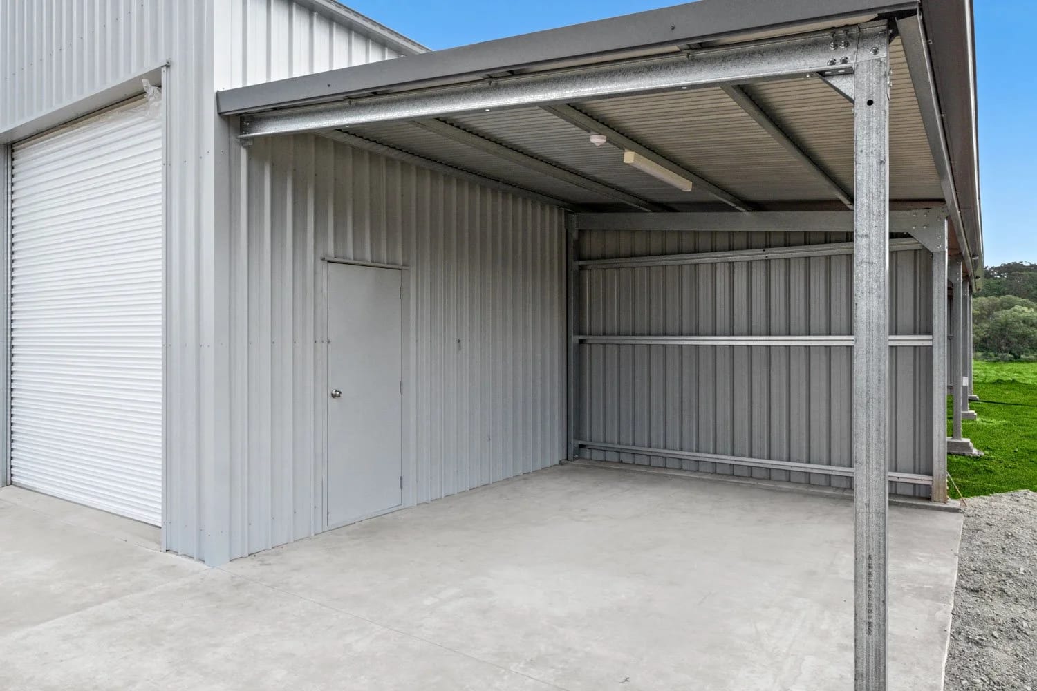 Right-Side Awning — A Serious Farm Shed in Geham