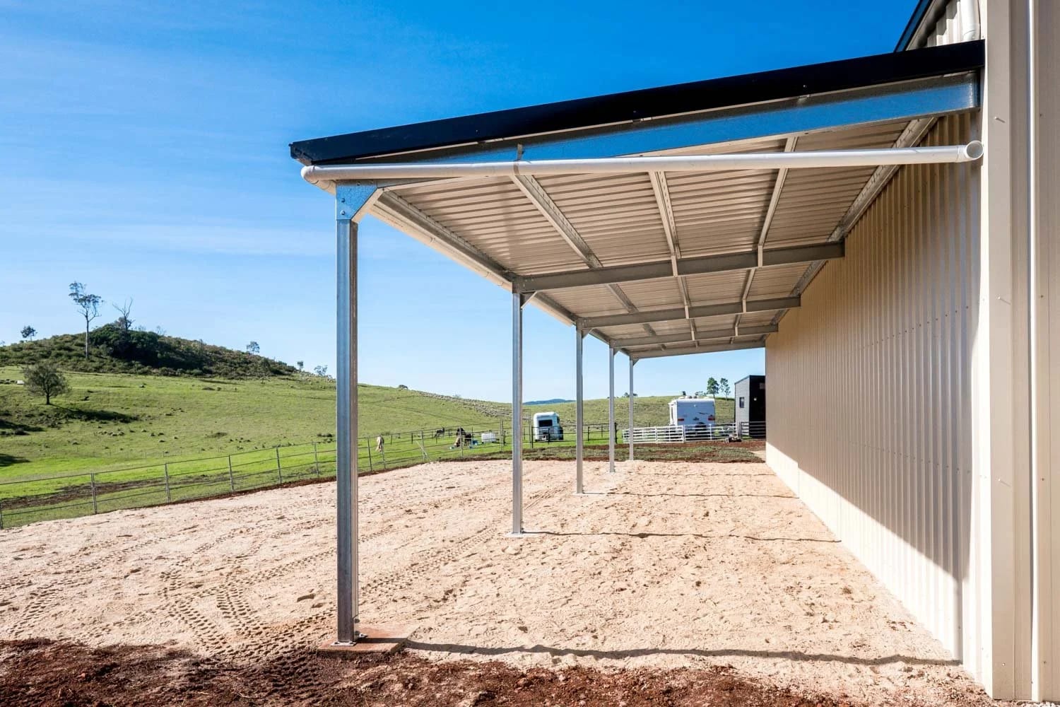 Drive-Through Awnings — A Bold Rural Shed in Hampton