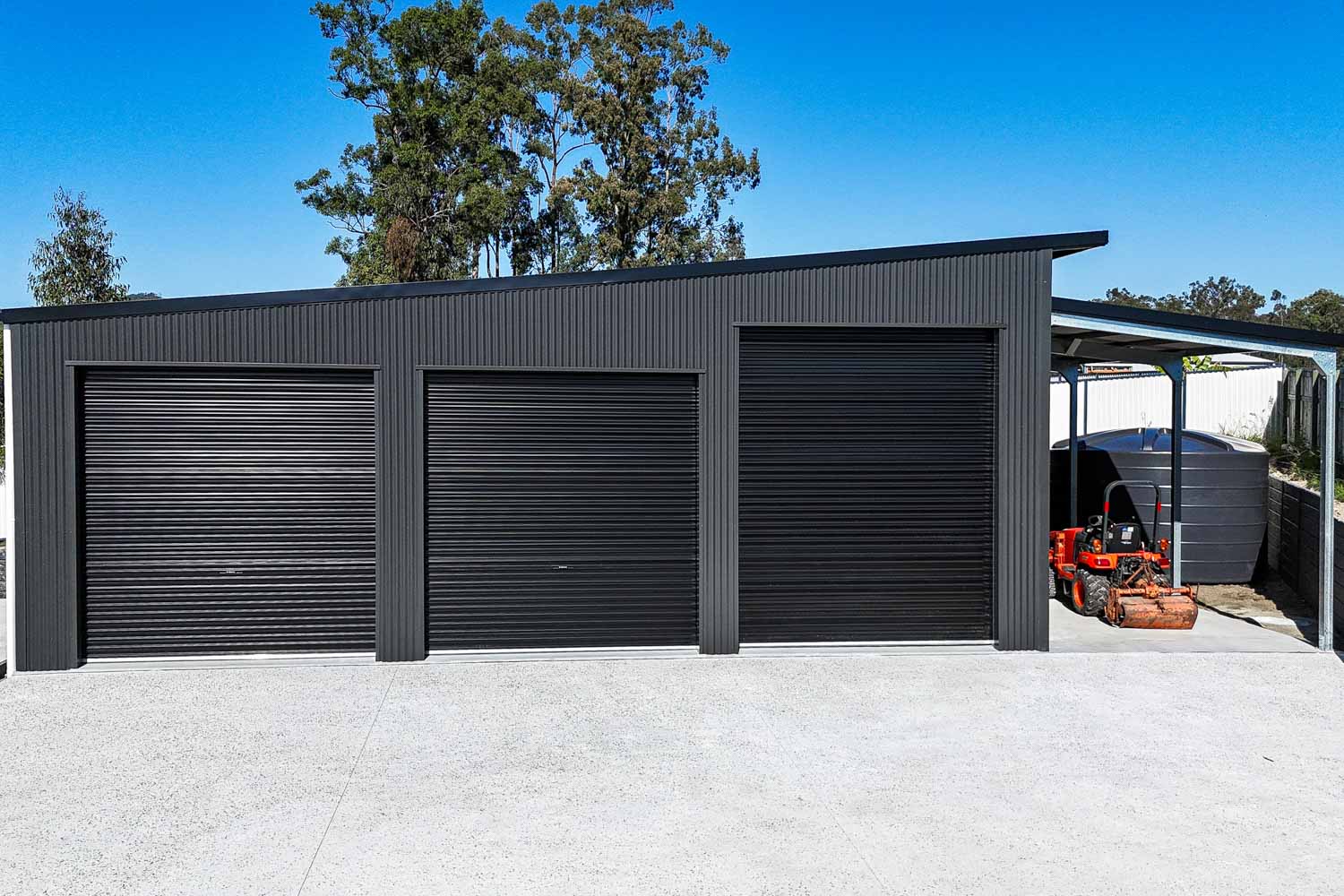 triple garage in delaneys creek