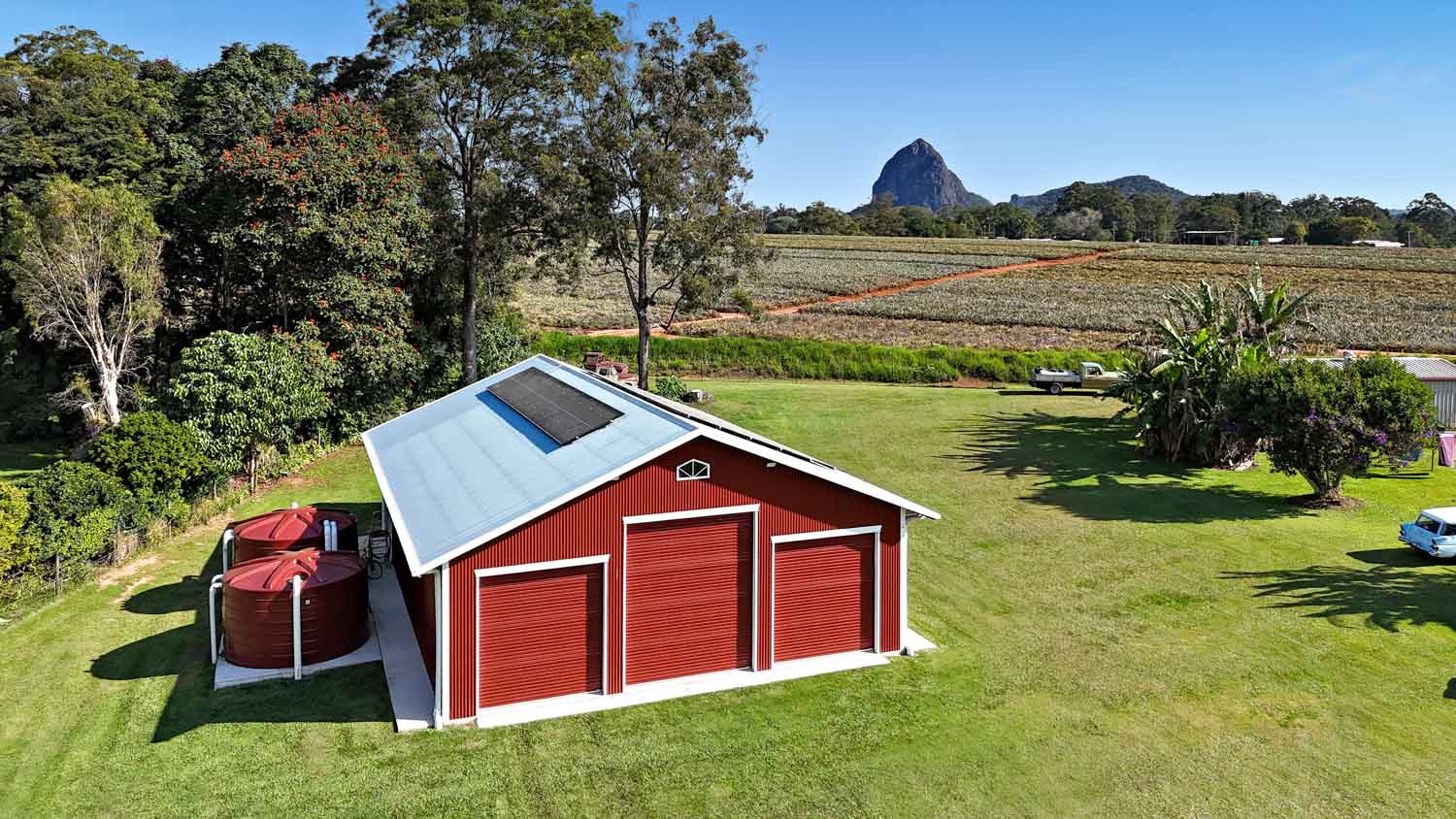 glass house mountains shed in manor red