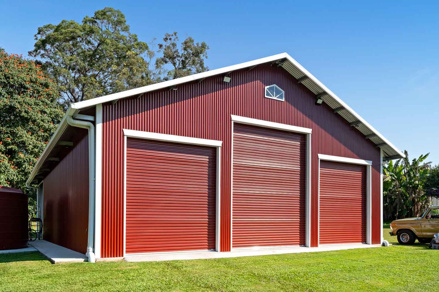 steel-line roller doors in manor red