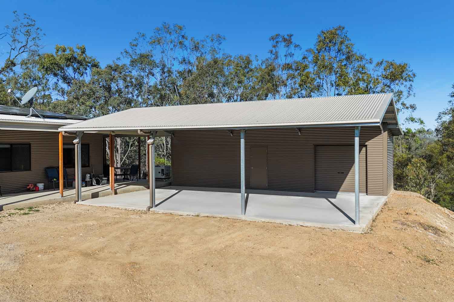 colorbond shed in jasper and paperbark